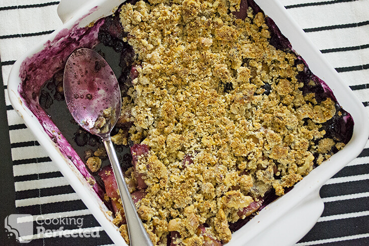 Oven Baked Low Carb Pear and Blueberry Crisp