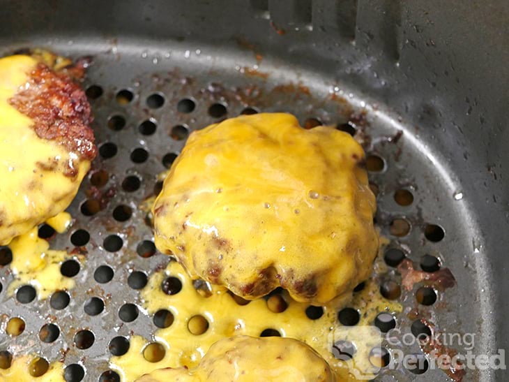 Cheesy Burgers Cooked in the Air Fryer