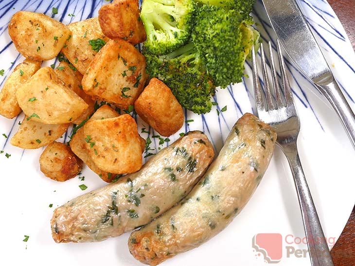 Air-fried chicken sausages served with roast potatoes and broccoli